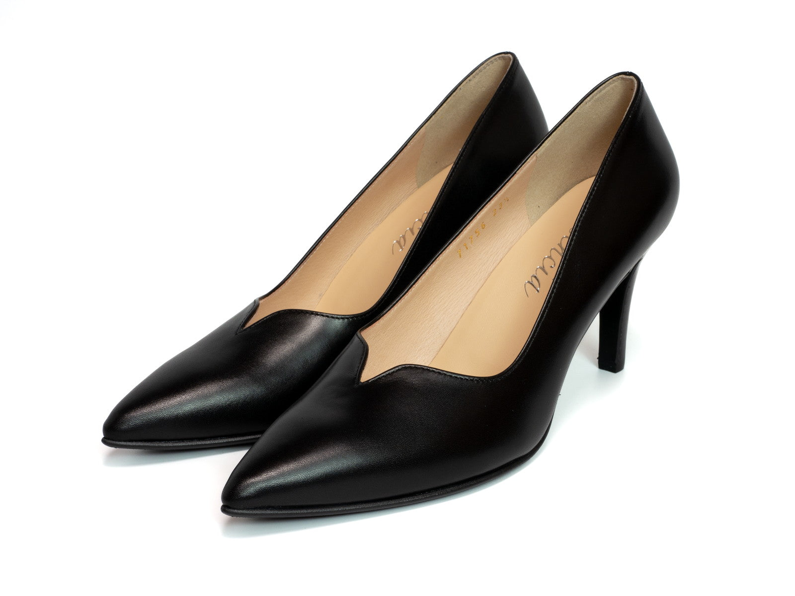 essencia】ハートカット細身パンプス 7.5cmヒール 〈ワイズC